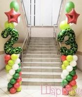 Цифры 23 на стойках 